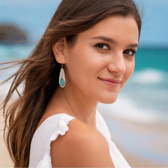 NWT! 🏝 HAMMERED ECO-FRIENDLY SILVER/BLUE SEA GLASS OCEAN DROP EARRINGS - Picture 2 of 6